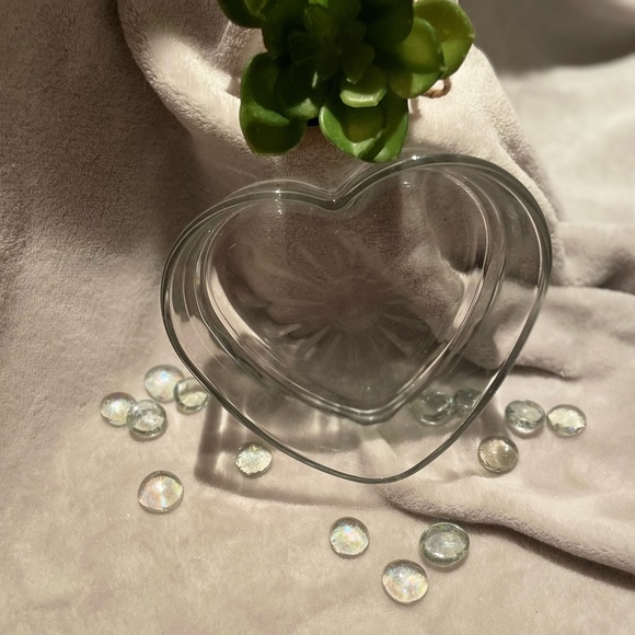 ‼️3/$33‼️ ✨🍶HEART SHAPED GLASS BOWL🍶✨ - Picture 2 of 4